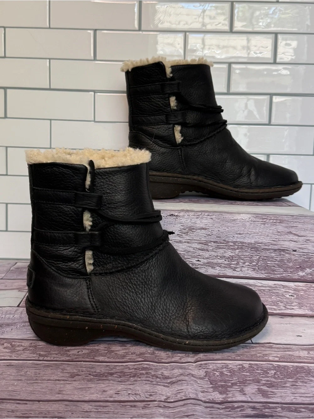 UGG 1932 “Caspia” black 🖤 leather Sherpa lined boots size 6.